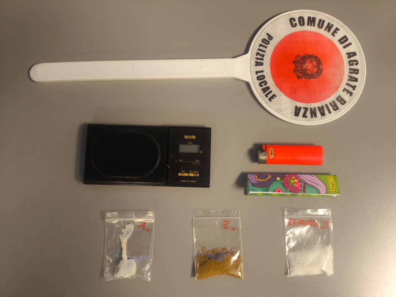 Alla vista degli agenti fuggono e abbandonano cocaina ed eroina