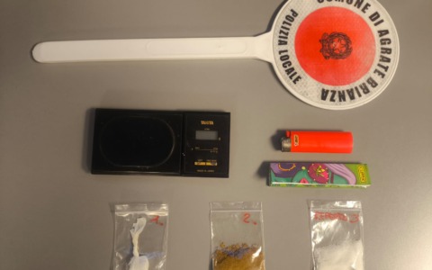 Alla vista degli agenti fuggono e abbandonano cocaina ed eroina