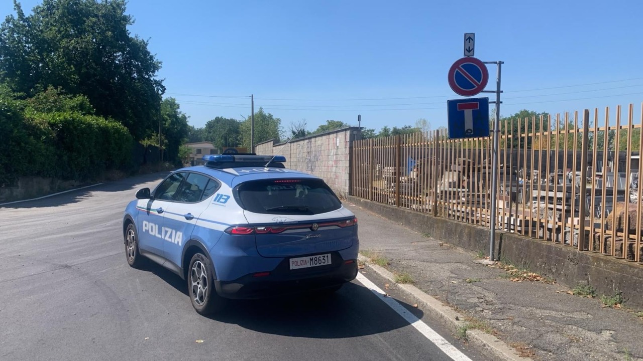Non si ferma all’alt, scappa e una volta fermato aggredisce gli agenti: pusher arrestato