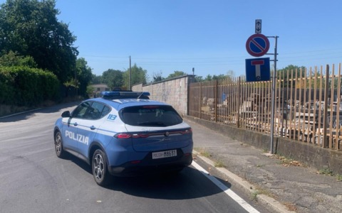 Non si ferma all’alt, scappa e una volta fermato aggredisce gli agenti: pusher arrestato
