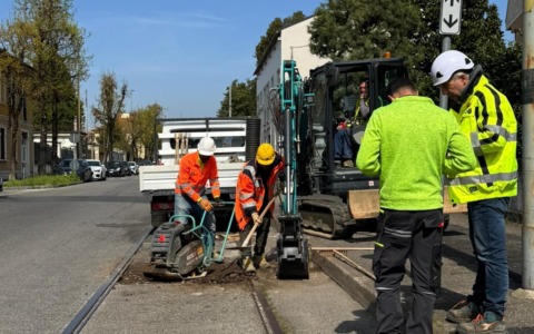 Scivola con la bici sulle rotaie del tram, donna  in ospedale con una frattura e punti in testa