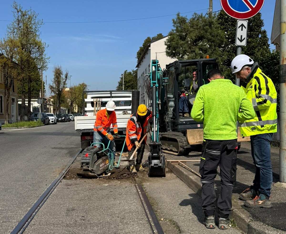 Scivola con la bici sulle rotaie del tram, donna  in ospedale con una frattura e punti in testa