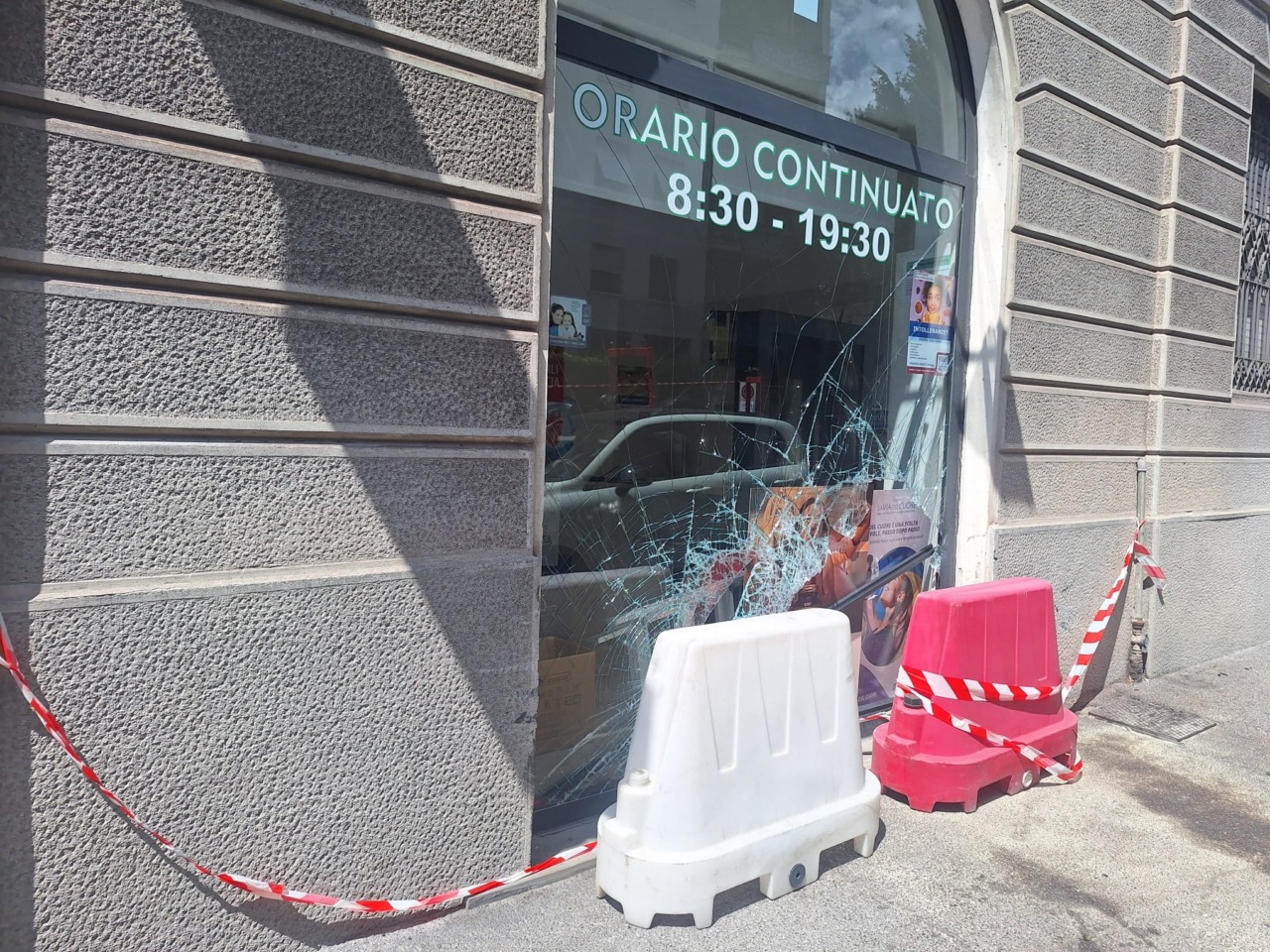 Perde il controllo e si schianta contro la vetrina della Farmacia
