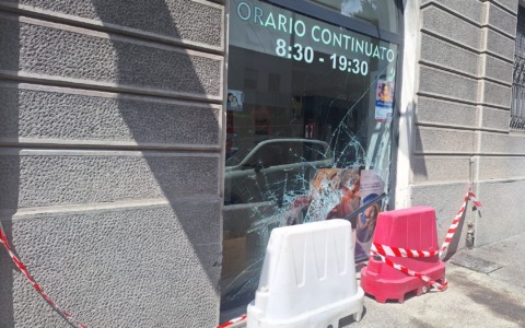 Perde il controllo e si schianta contro la vetrina della Farmacia