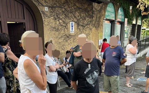 Coda in farmacia dalle prime ore del mattino per assicurarsi il medico di base