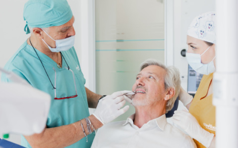 Il dentista di fiducia resta aperto: la prevenzione non va in vacanza