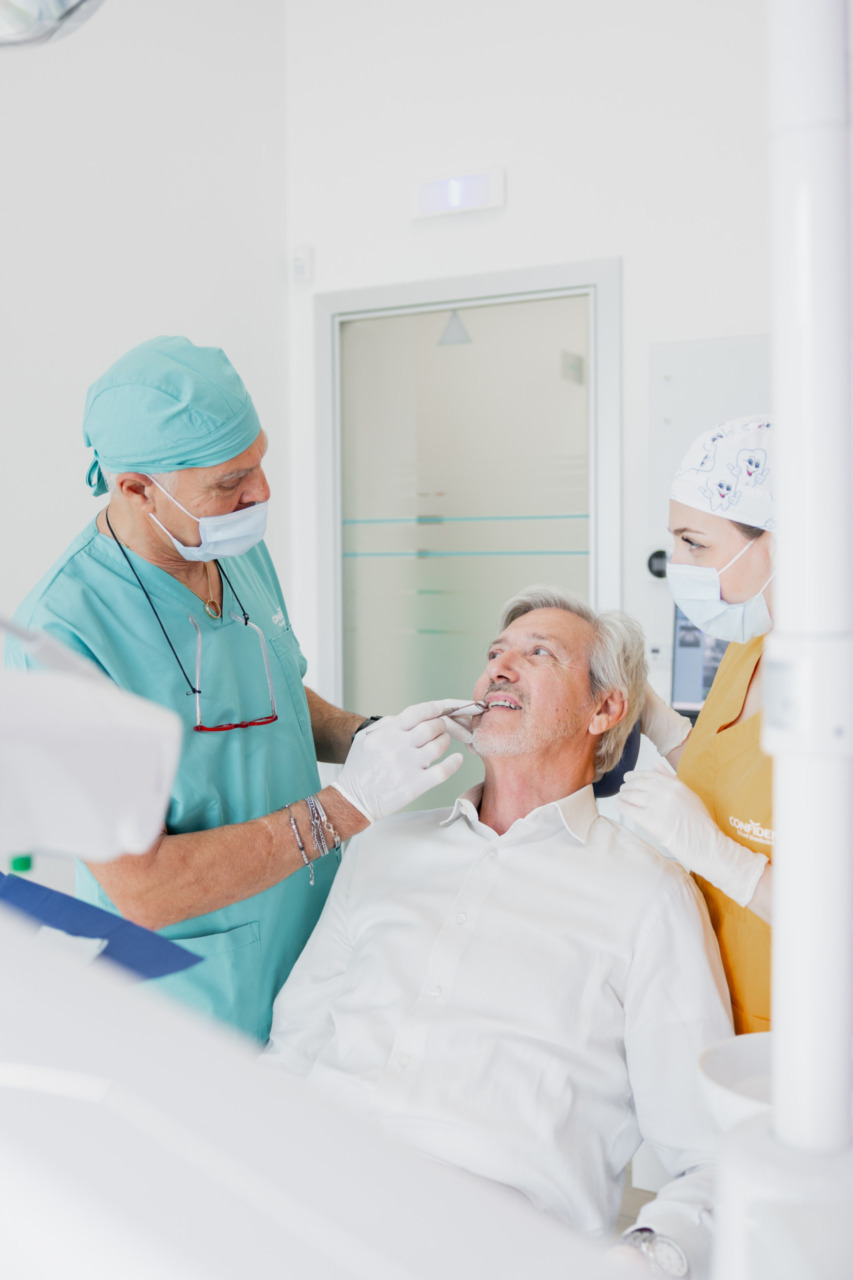 Il dentista di fiducia resta aperto: la prevenzione non va in vacanza