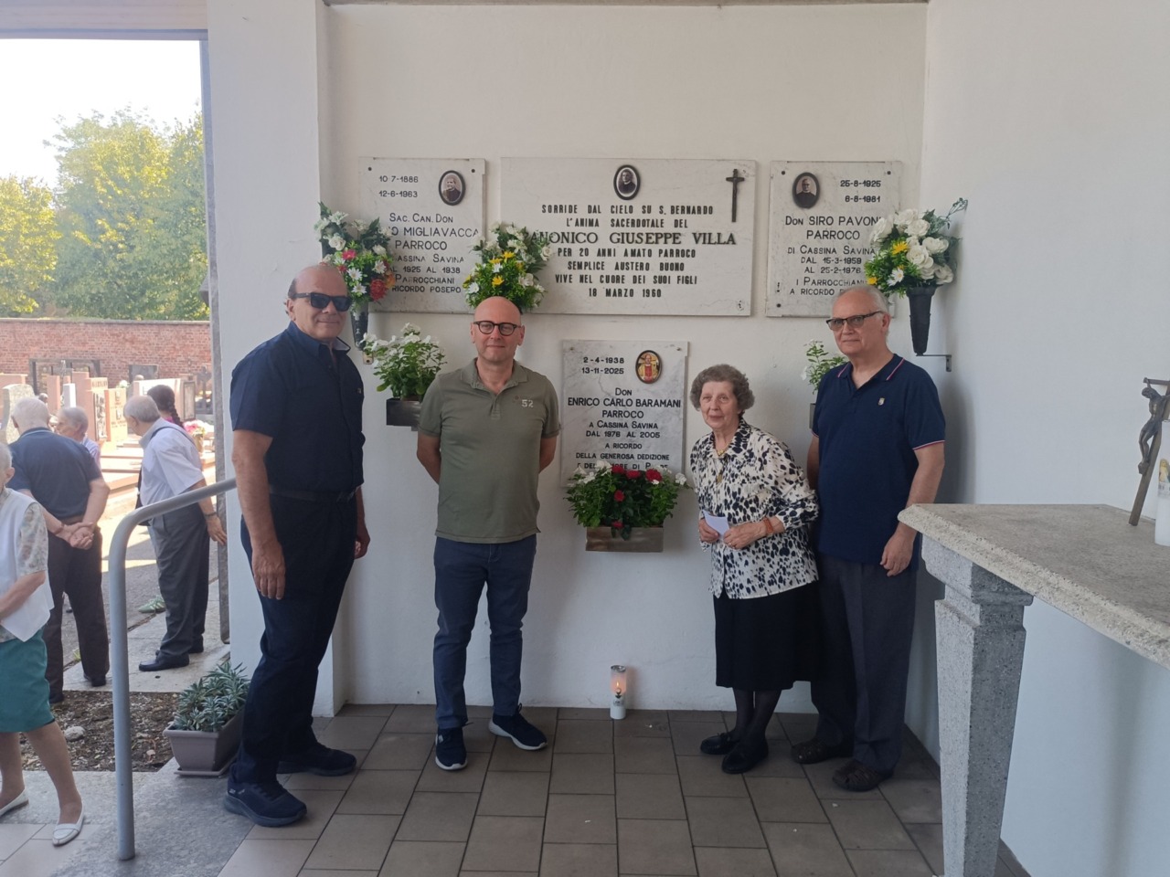 Una lapide al cimitero in memoria dell’amato parroco