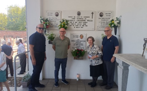 Una lapide al cimitero in memoria dell’amato parroco