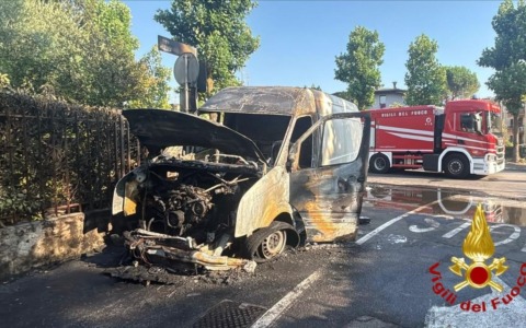 Furgone s’incendia, ferito il conducente
