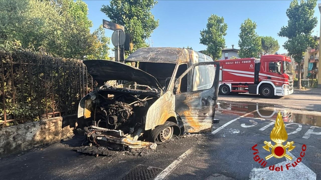 Furgone s’incendia, ferito il conducente