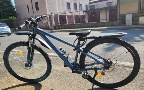 Gli rubano la bici premio dell’esame mentre è al cinema, l’appello della mamma