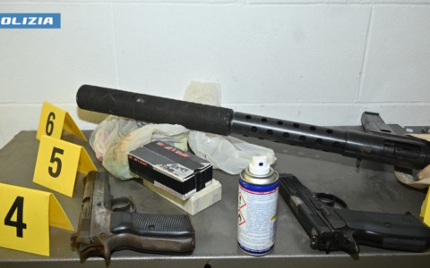 Nel box aveva un arsenale di armi e 7 kg di droga: arrestato