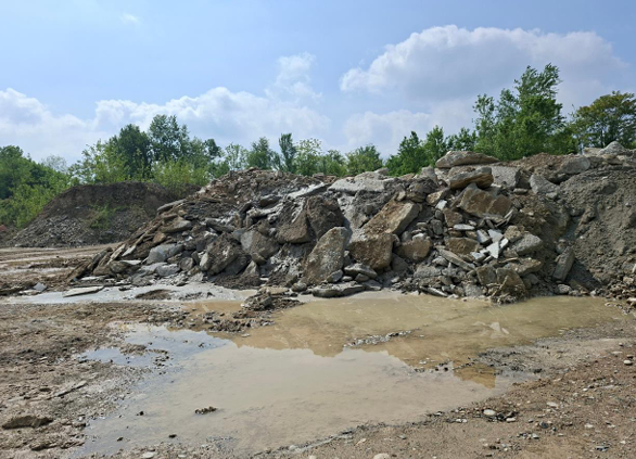 Scaricava e abbandonava tonnellate di calcestruzzo sulla nuda terra: azienda denunciata