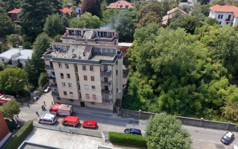 Fiamme sul terrazzo di un palazzo