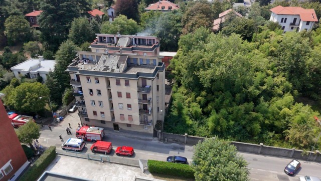 Fiamme sul terrazzo di un palazzo