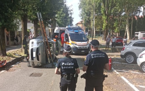 Perde il controllo dell’auto e si ribalta su un lato, paura per una 75enne