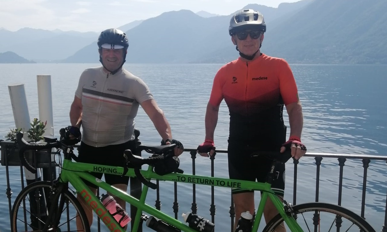 Ciclista diventa quasi cieco a causa di un glaucoma, l’amico lo porta in giro in tandem e lo salva dalla depressione