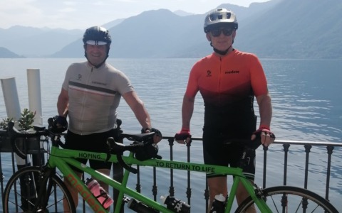 Ciclista diventa quasi cieco a causa di un glaucoma, l’amico lo porta in giro in tandem e lo salva dalla depressione