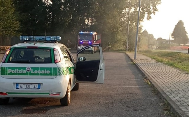 Incendio in via Galvani, arrivano pompieri e Polizia Locale