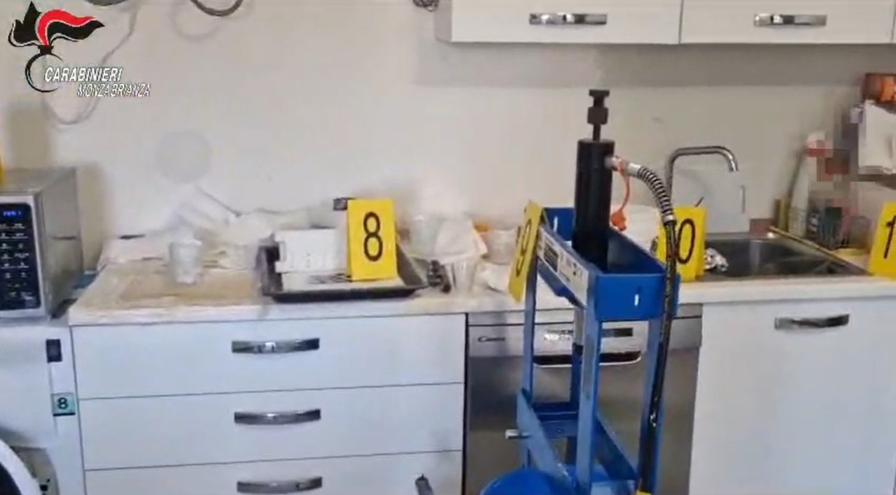 Un laboratorio della droga nell’appartamento: arrestati due pusher