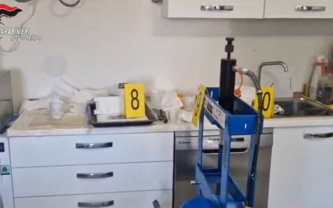 Un laboratorio della droga nell’appartamento: arrestati due pusher