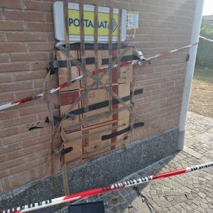 Distrugge lo sportello bancomat a sassate