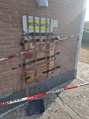 Distrugge lo sportello bancomat a sassate