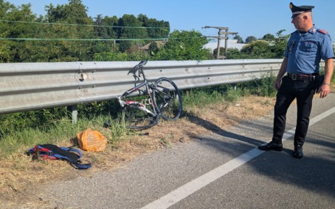 Gravissimo ciclista travolto da un’auto