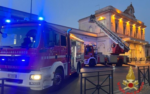 Incendio si sprigiona in un locale adibito a ufficio sopra la biglietteria della stazione