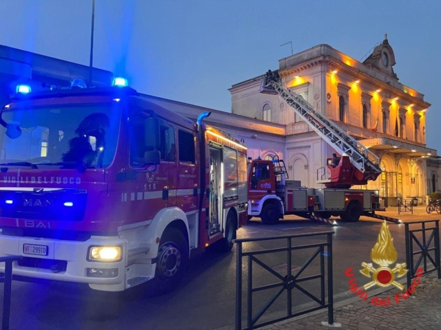 Incendio si sprigiona in un locale adibito a ufficio sopra la biglietteria della stazione
