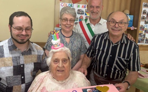 Nonna Aldina spegne cento candeline, gli auguri del sindaco e della città