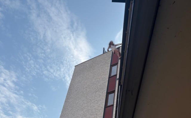 Minaccia di gettarsi nel vuoto dal tredicesimo piano di un grattacielo a Monza, salvata dai poliziotti