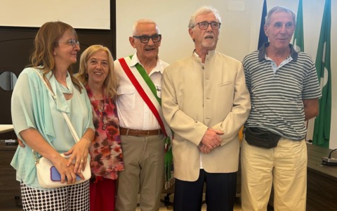 Un amore nato al centro anziani: a Lesmo il “Sì” di Cesare e Annamaria tra ricordi, amicizia e un grande sentimento