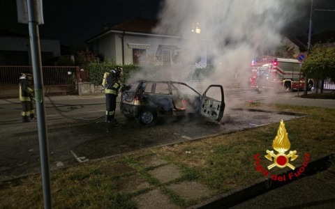 Auto distrutta dalle fiamme: indagini in corso