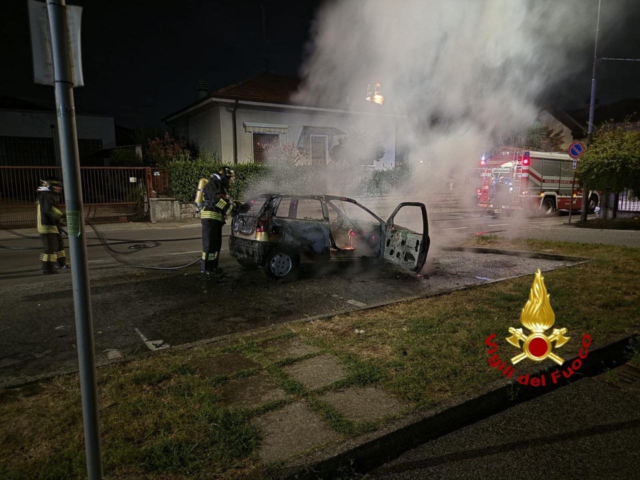 Auto distrutta dalle fiamme: indagini in corso