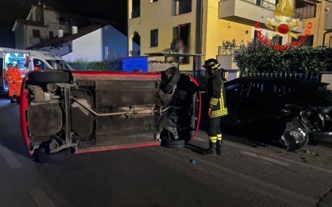 Auto si ribalta nella notte, ferita una 26enne