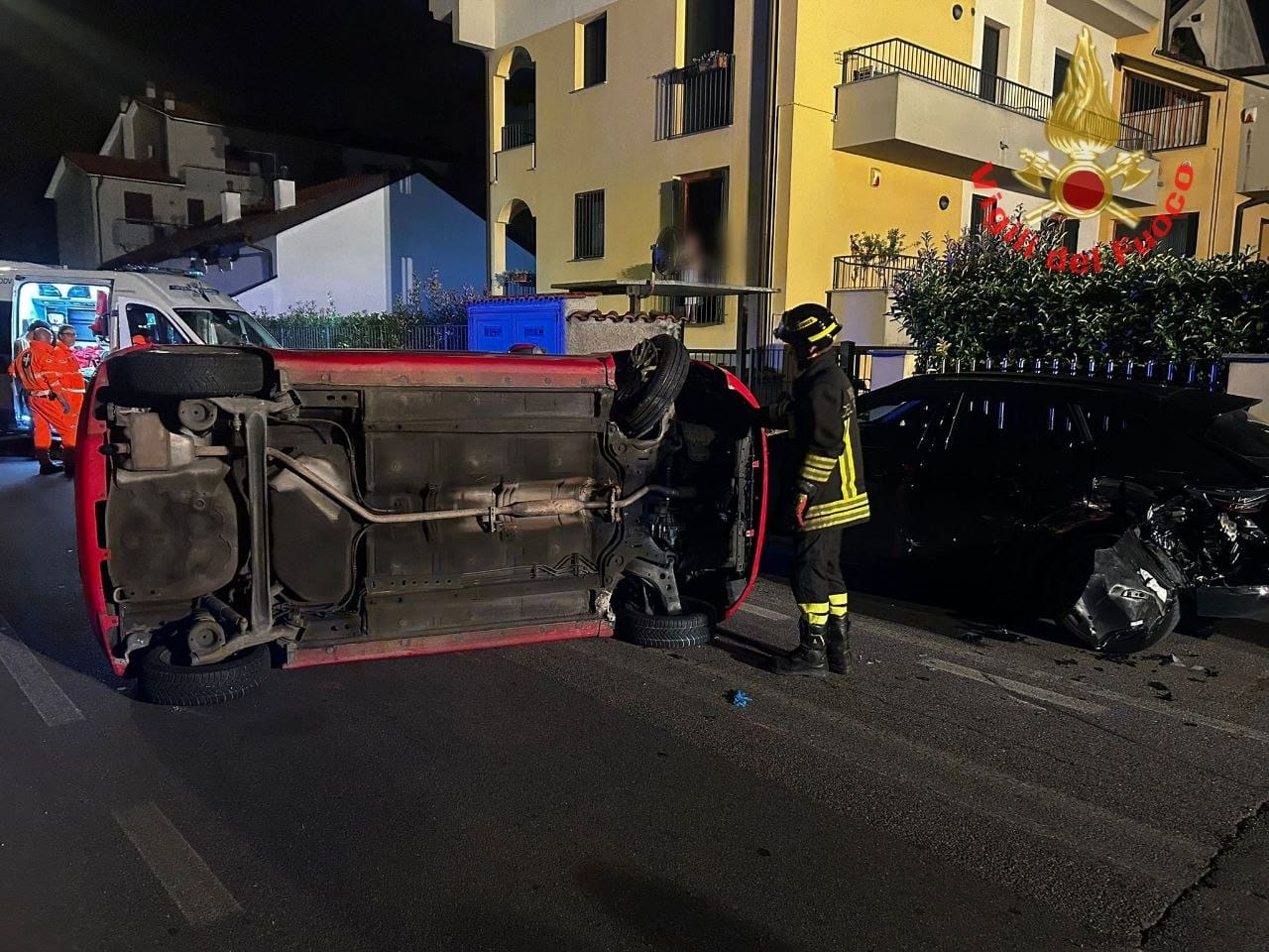 Auto si ribalta nella notte, ferita una 26enne