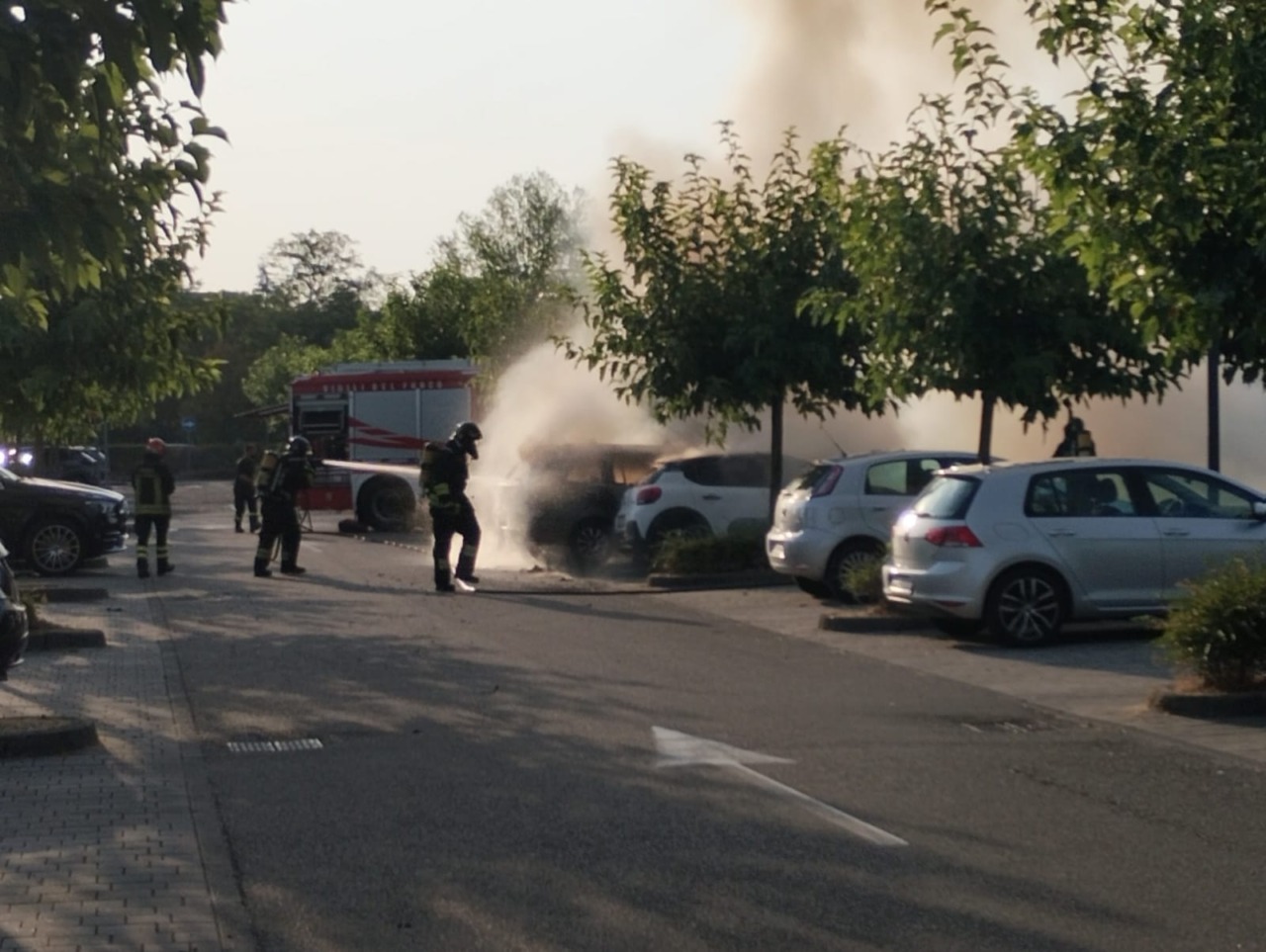 Brucia un’auto nel parcheggio dell’Ospedale di Vimercate, Vigili del Fuoco al lavoro