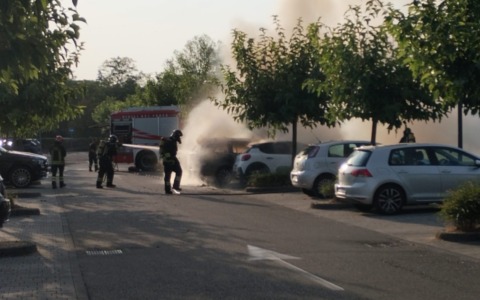 Brucia un’auto nel parcheggio dell’Ospedale di Vimercate, Vigili del Fuoco al lavoro