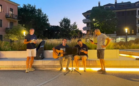 Si ritrovano in piazza per un tributo spontaneo a Guccini