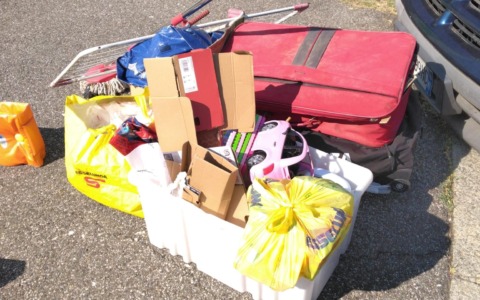 Abbandona una valigia e una montagna di rifiuti in strada a Monza, ma tra i cartoni lascia la traccia che la incastra