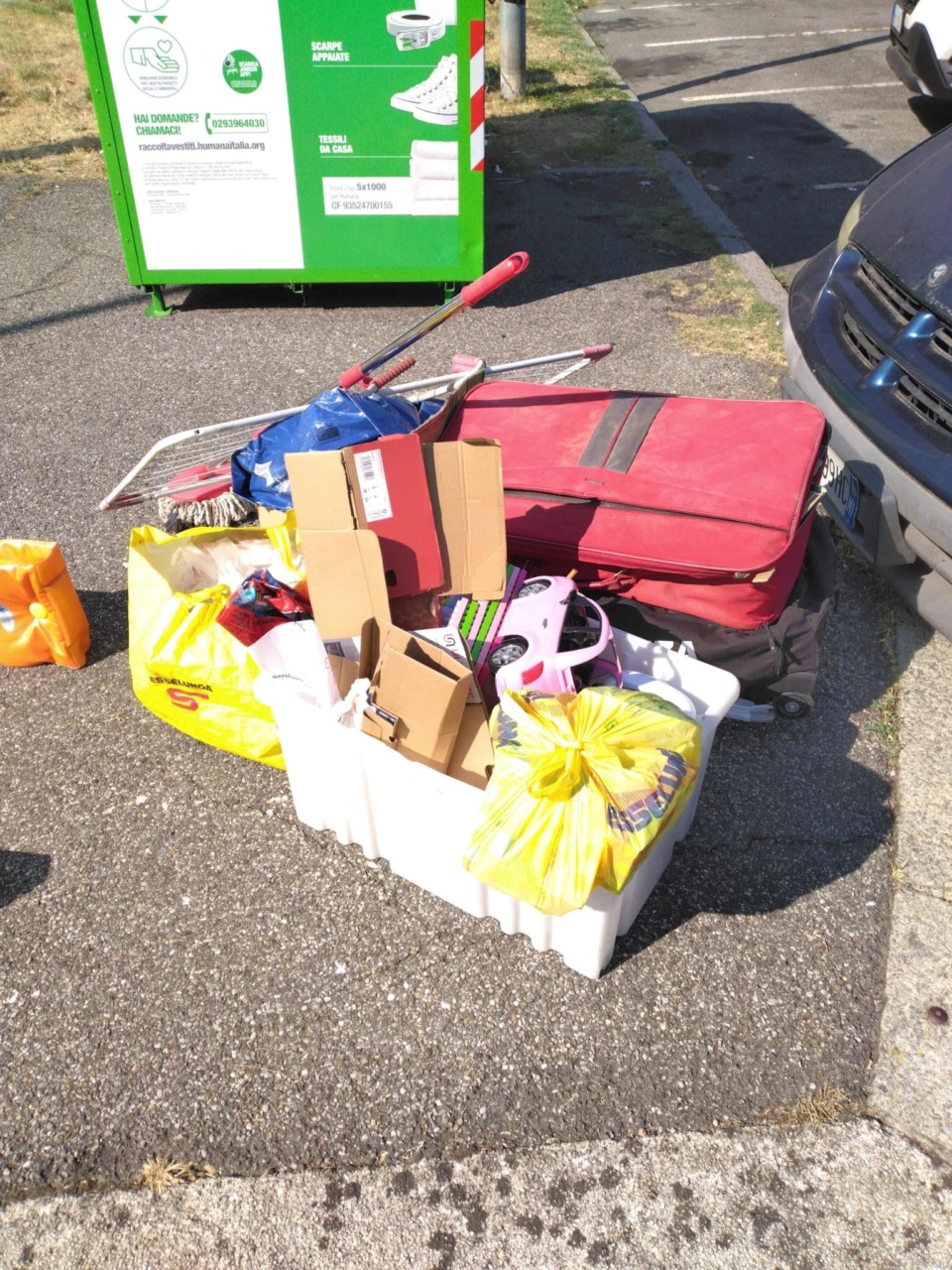 Abbandona una valigia e una montagna di rifiuti in strada a Monza, ma tra i cartoni lascia la traccia che la incastra