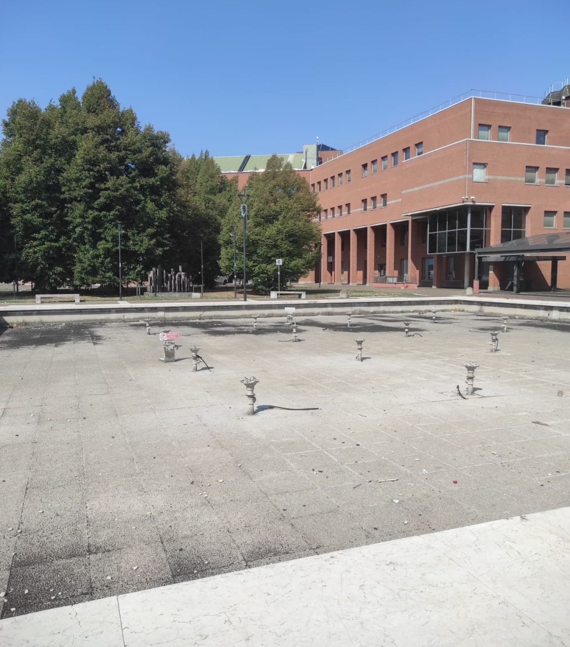 In piazza Don Giussani la fontana rimane spenta, danneggiate le strutture sportive