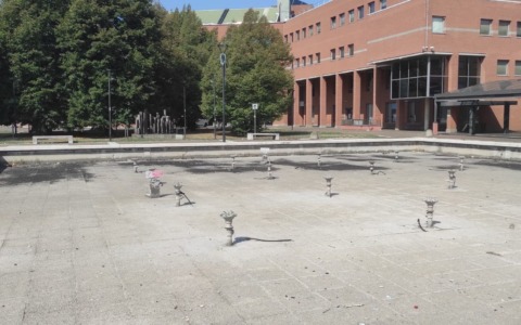 In piazza Don Giussani la fontana rimane spenta, danneggiate le strutture sportive