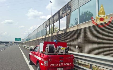 A fuoco capanno degli attrezzi: le fiamme arrivano a lambire l’autostrada