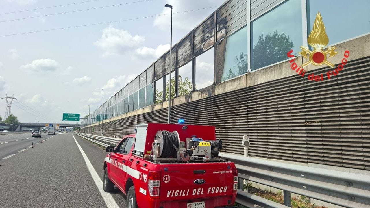 A fuoco capanno degli attrezzi: le fiamme arrivano a lambire l’autostrada