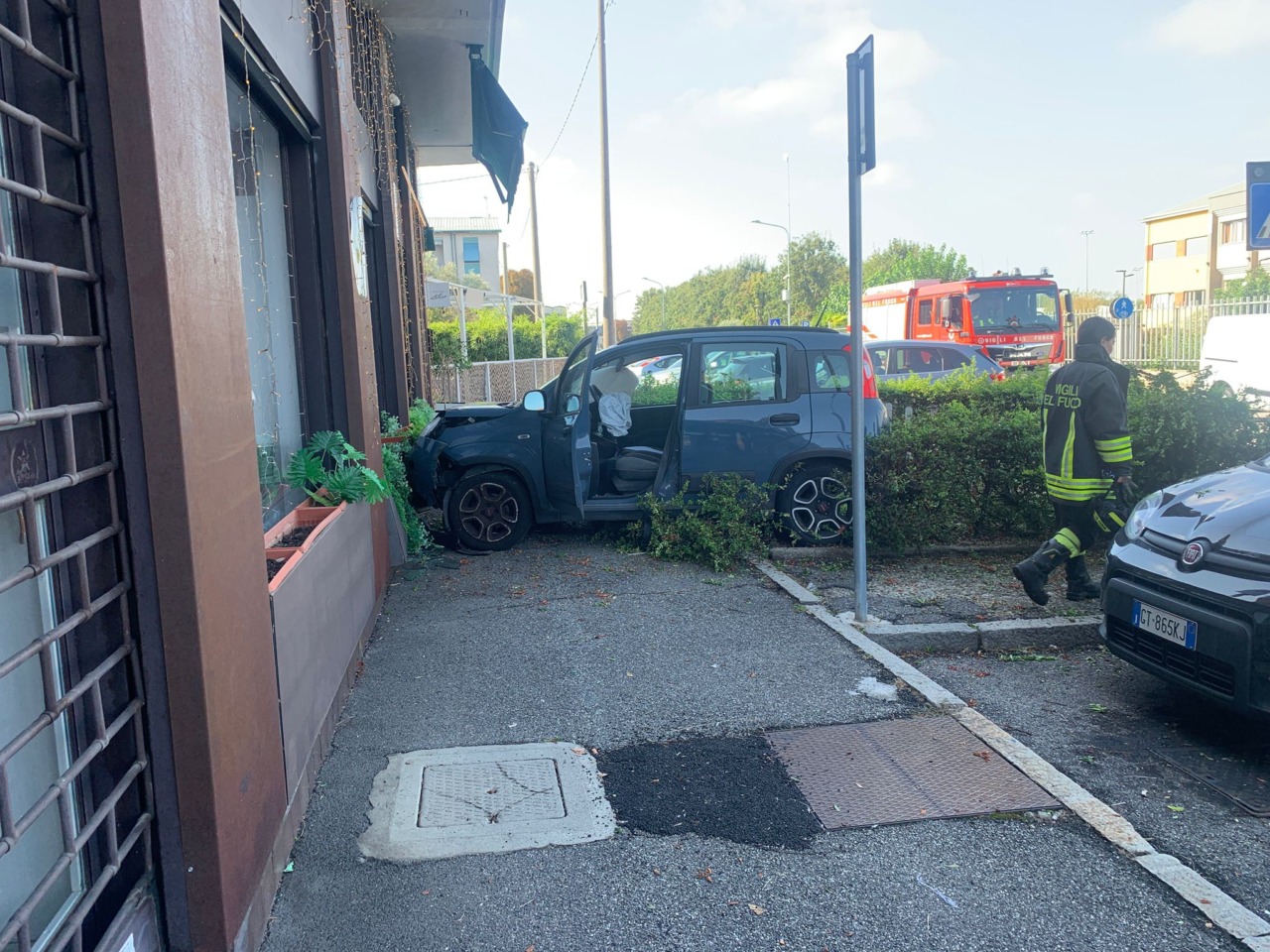 Perde il controllo dell’auto per un malore e si schianta contro il bar