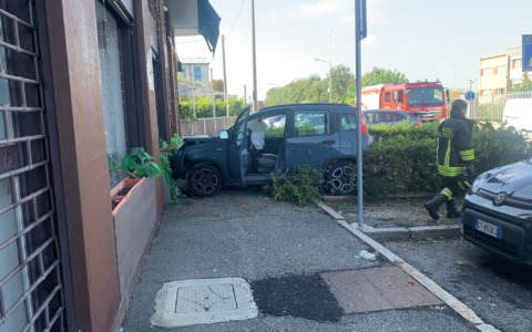 Perde il controllo dell’auto per un malore e si schianta contro il bar