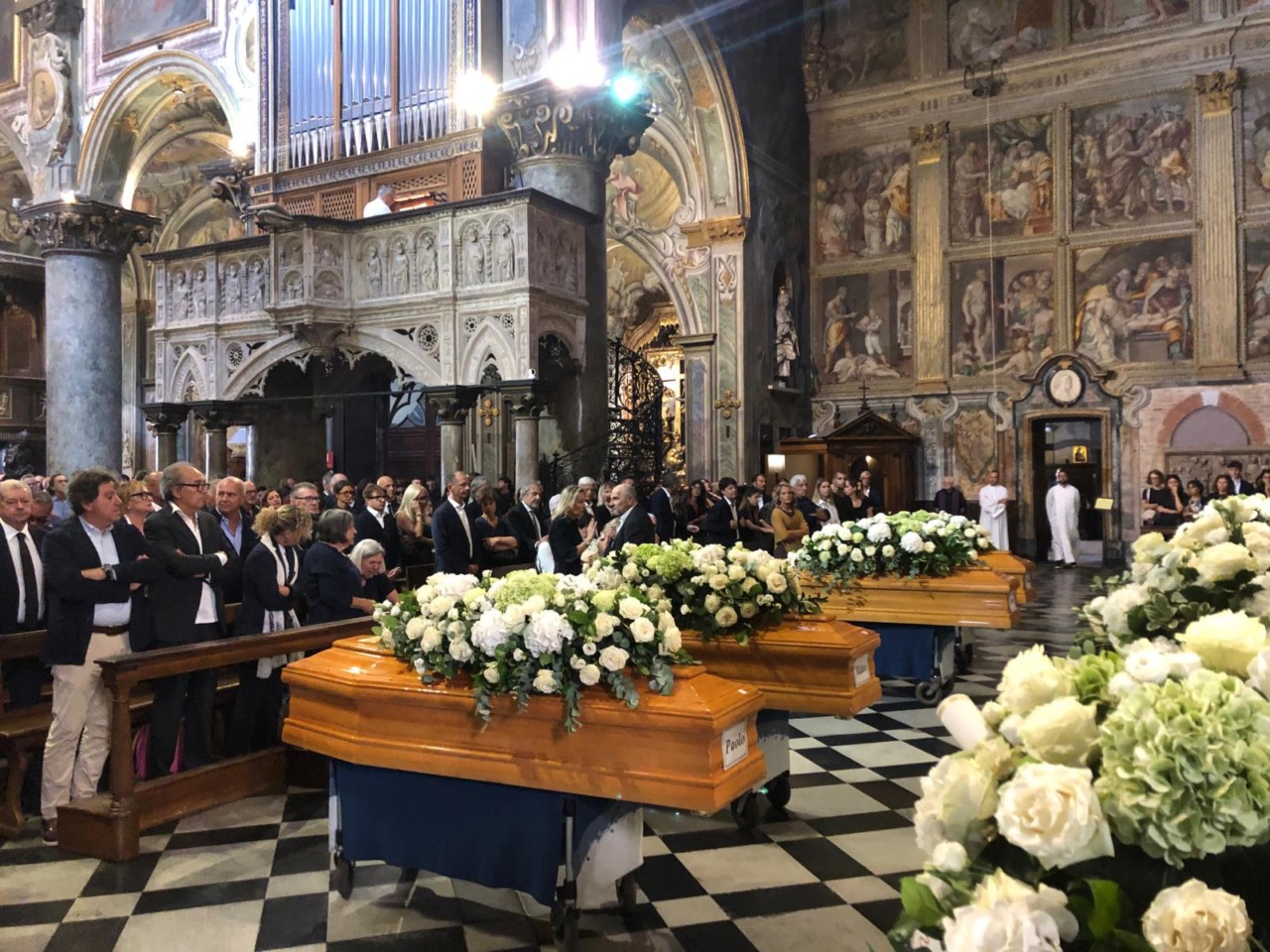 Duomo gremito per l’ultimo saluto a Paolo, Cristina, Matteo e Pietro: Monza ha detto addio alla famiglia Gianturco
